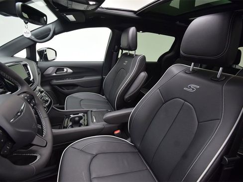 New 2026 Chrysler Pacifica Limited w/ S Appearance Package image 36
