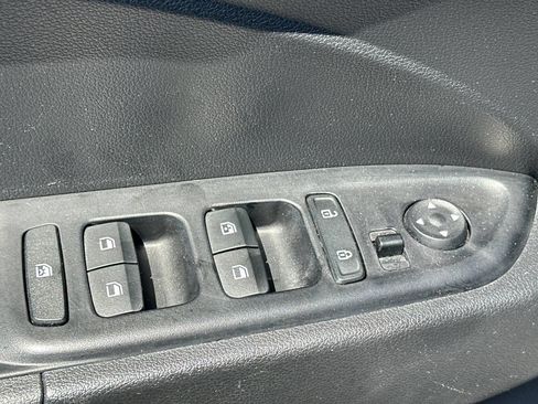 Used 2025 Hyundai Venue SEL FWD image 14