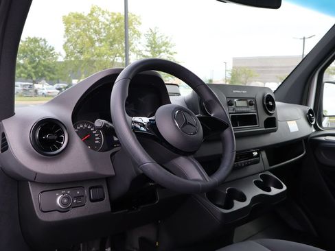 Used 2025 Mercedes-Benz Sprinter 2500 image 21
