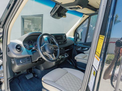 Used 2022 Mercedes-Benz Sprinter 2500 image 10