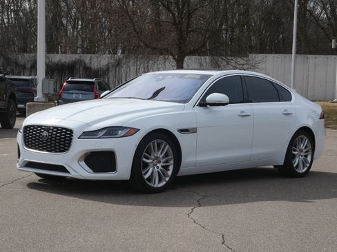 Certified 2021 Jaguar XF SE image 1