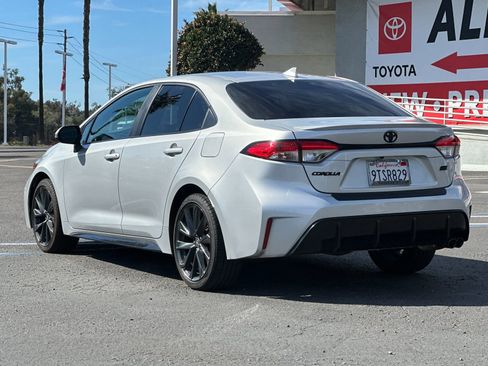 Used 2025 Toyota Corolla SE image 3