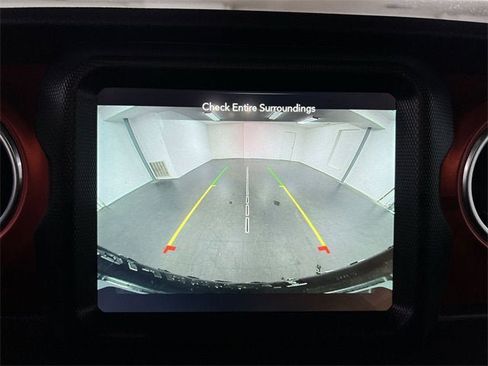 Used 2022 Jeep Wrangler Unlimited Rubicon w/ Cold Weather Group image 15