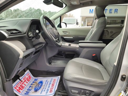Used 2021 Toyota Sienna XLE image 5