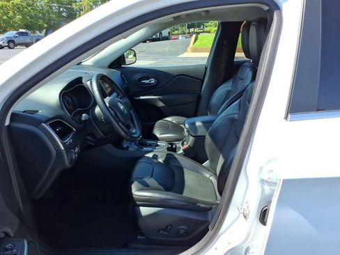 Used 2019 Jeep Cherokee Latitude Plus AWD/4WD image 4