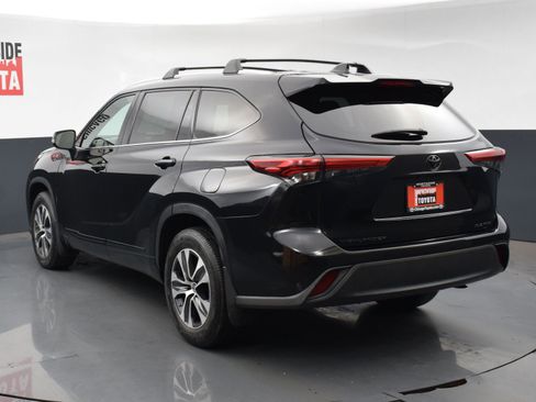 Used 2022 Toyota Highlander XLE image 3