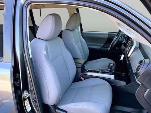 Used 2019 Toyota Tacoma SR5 AWD/4WD image 8