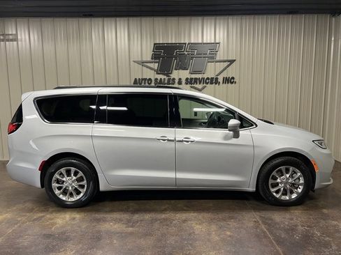 Used 2022 Chrysler Pacifica Touring-L image 7