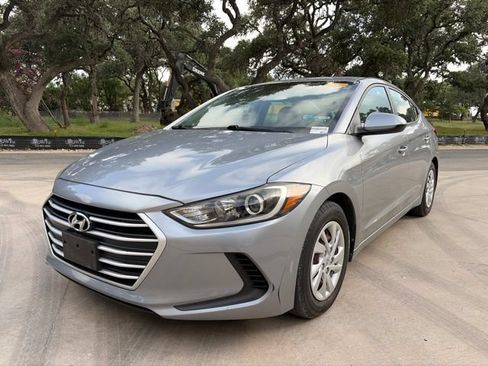 Used 2017 Hyundai Elantra SE FWD image 2