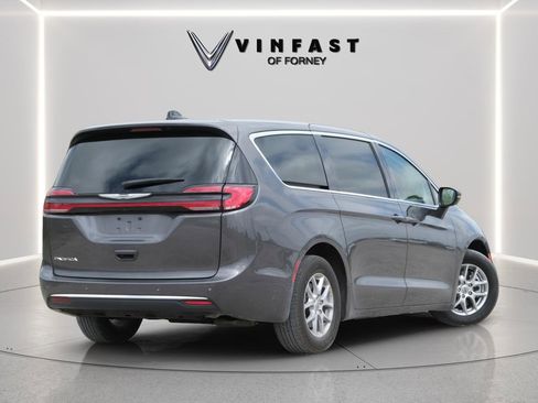 Used 2023 Chrysler Pacifica Touring-L FWD image 2