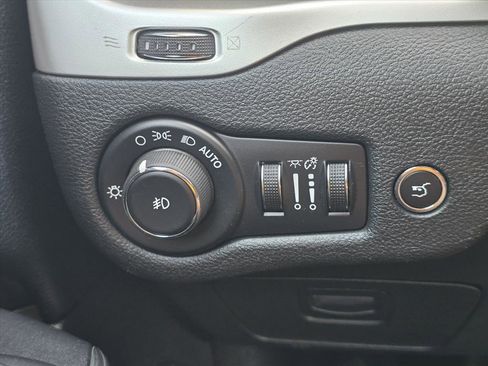 Used 2016 Jeep Cherokee Trailhawk w/ Comfort/Convenience Group AWD/4WD image 22