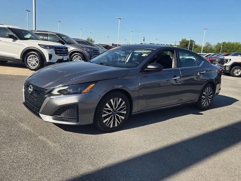 Used 2024 Nissan Altima 2.5 SV FWD image 3