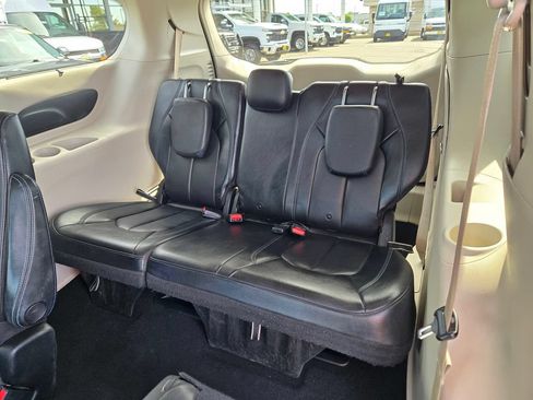 Used 2021 Chrysler Pacifica Touring-L FWD image 10