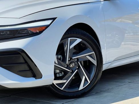 Certified 2025 Hyundai Elantra SEL FWD image 2