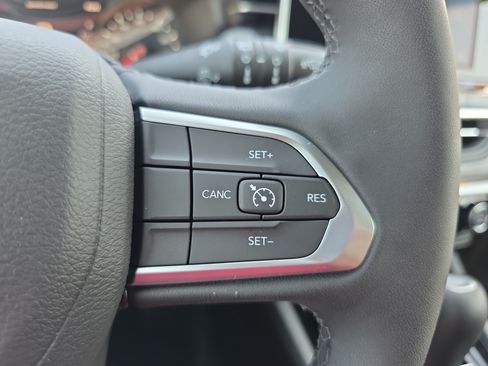 Used 2026 Jeep Compass Latitude AWD/4WD image 13