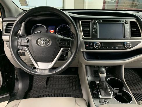 Used 2017 Toyota Highlander XLE AWD/4WD image 18