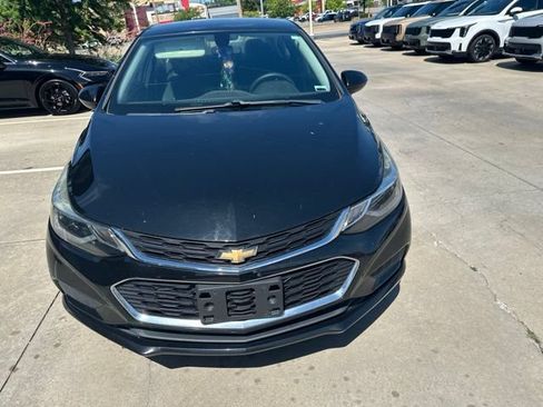 Used 2018 Chevrolet Cruze LT w/ Convenience Package FWD image 3
