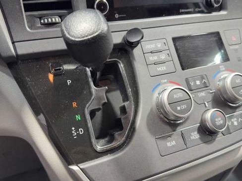 Used 2020 Toyota Sienna LE FWD image 25