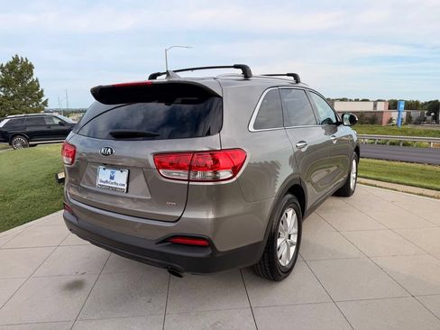 Used 2017 Kia Sorento FWD w/ LX Convenience Package image 9