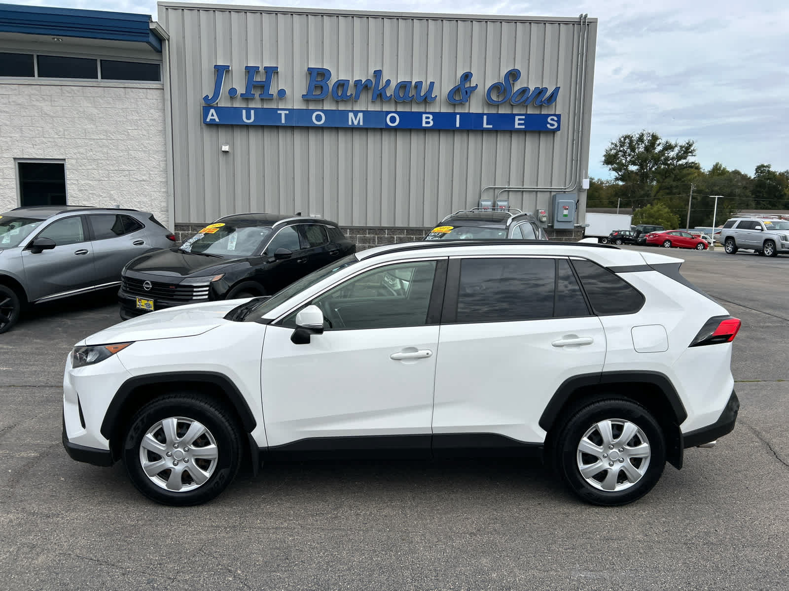 Used 2019 Toyota RAV4 LE w/ All Weather Liner Package AWD/4WD image 4