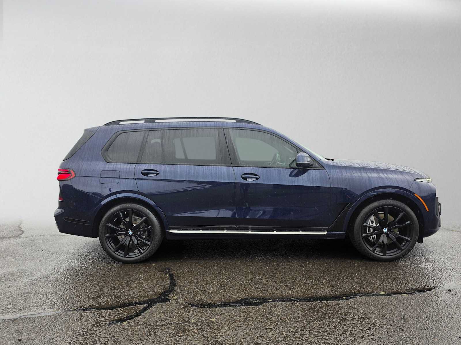Used 2023 BMW X7 xDrive40i w/ M Sport Package AWD/4WD image 2