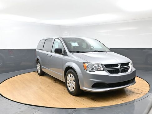 Used 2018 Dodge Grand Caravan SE w/ UConnect Hands-Free Group FWD image 3