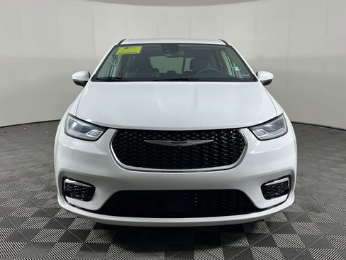Used 2023 Chrysler Pacifica Touring-L FWD image 2