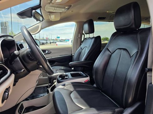 Used 2023 Chrysler Pacifica Touring-L FWD image 10