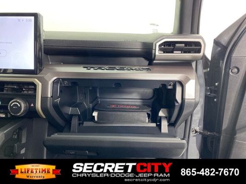 Used 2025 Toyota Tacoma TRD Off-Road AWD/4WD image 29
