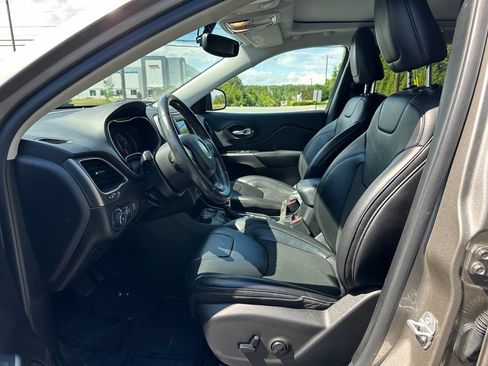 Used 2020 Jeep Cherokee Latitude Plus w/ Comfort/Convenience Group AWD/4WD image 12