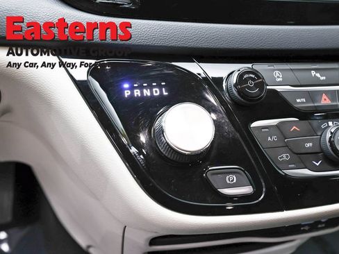 Used 2020 Chrysler Pacifica Touring-L FWD image 13