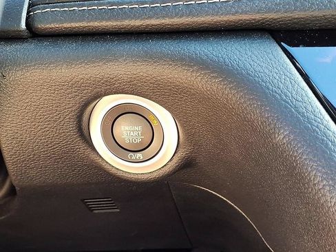 Used 2026 Chrysler Pacifica Limited FWD image 30