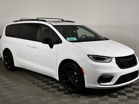 Used 2025 Chrysler Pacifica Limited FWD image 4