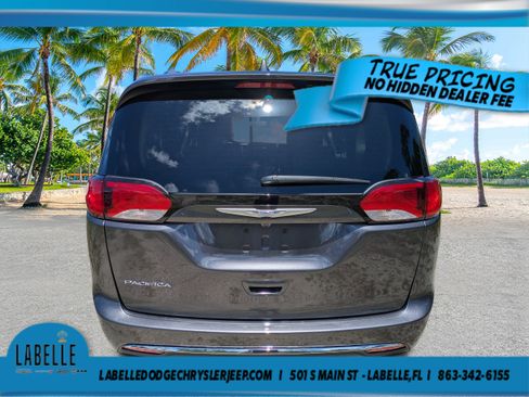 Used 2017 Chrysler Pacifica Touring-L FWD image 4