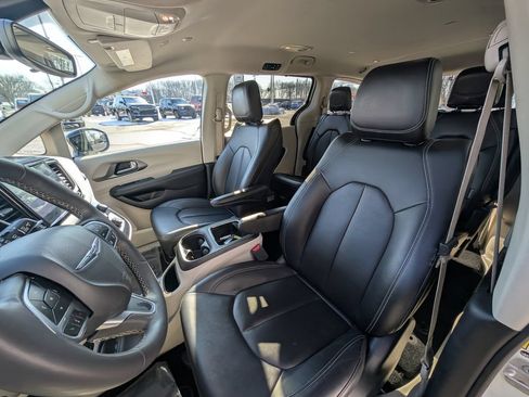 Used 2024 Chrysler Pacifica Touring-L FWD image 16