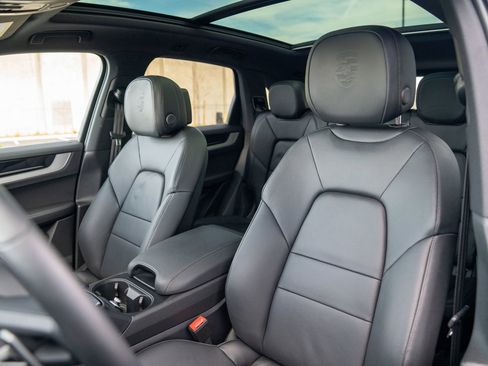 Certified 2025 Porsche Cayenne image 5