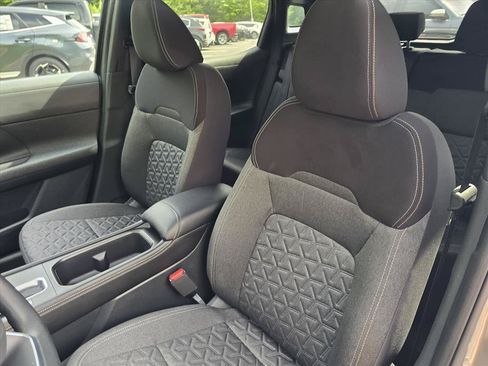 Used 2025 Nissan Kicks SV AWD/4WD image 12