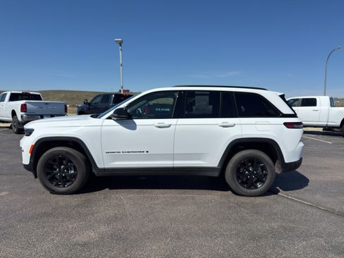 Used 2025 Jeep Grand Cherokee Altitude AWD/4WD image 8