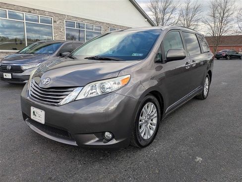 Used 2015 Toyota Sienna XLE w/ XLE Navigation Package image 2