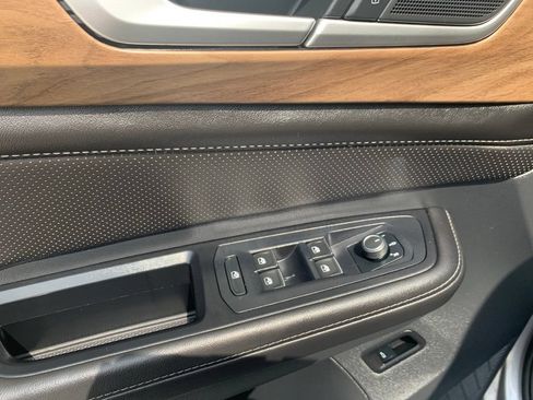 Used 2025 Volkswagen Atlas SE AWD/4WD image 16