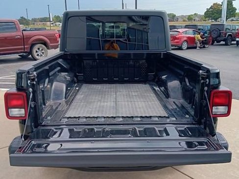 Used 2021 Jeep Gladiator Sport image 23