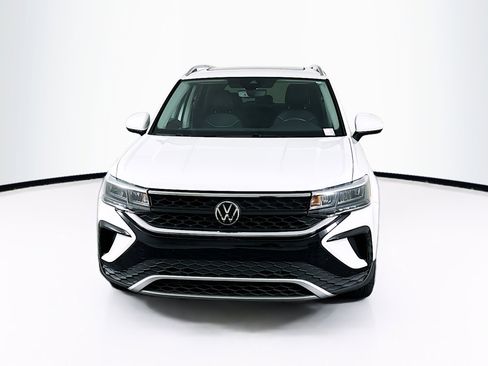 Used 2023 Volkswagen Taos SE w/ Panoramic Sunroof Package FWD image 2
