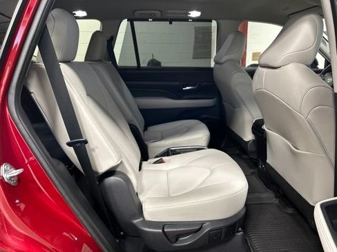 Used 2024 Toyota Grand Highlander AWD image 18