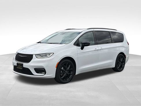 Used 2026 Chrysler Pacifica Limited w/ S Appearance Package FWD image 3