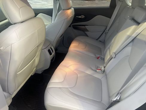 Used 2021 Jeep Cherokee Latitude Lux w/ Comfort/Convenience Group image 17