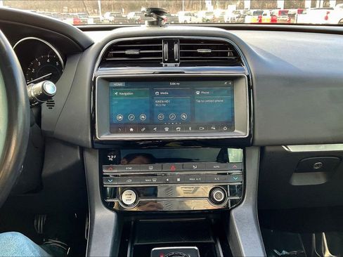Used 2019 Jaguar F-PACE Premium image 24