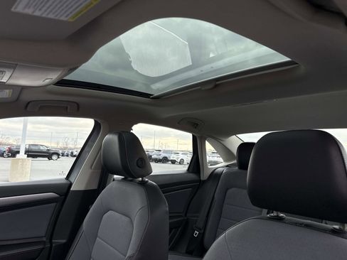 Used 2025 Volkswagen Jetta SE w/ Sunroof Package image 3