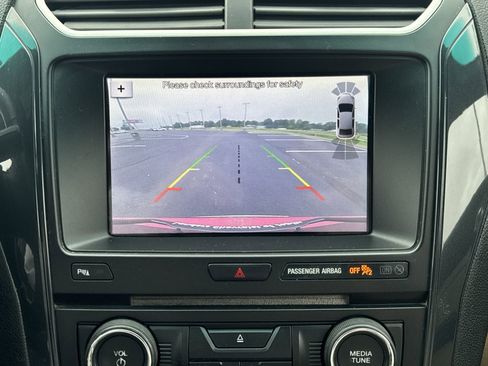 Used 2017 Ford Explorer XLT w/ Equipment Group 202A AWD/4WD image 17