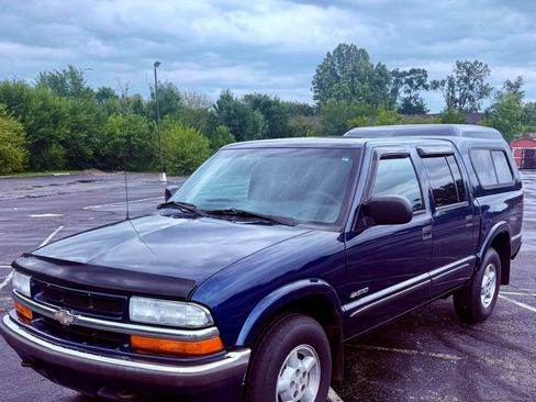 Used 2001 Chevrolet S10 Pickup LS AWD/4WD image 1