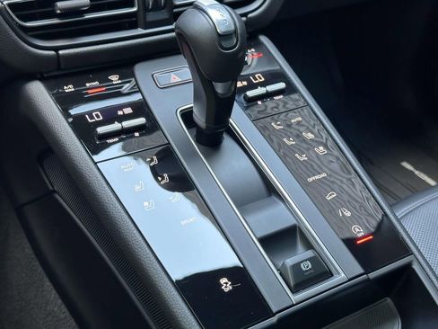 Certified 2025 Porsche Macan AWD/4WD image 28